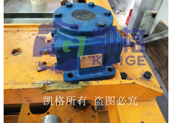 巖棉板復(fù)合旋轉(zhuǎn)設(shè)備提升裝置